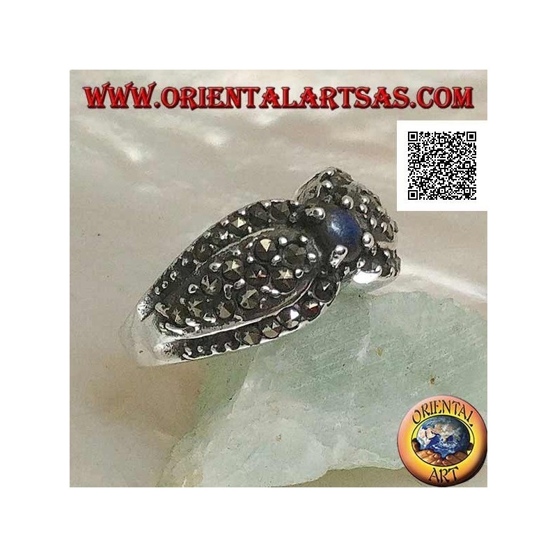 Bague en argent avec lapis lazuli rond naturel au centre entre deux gouttes parsemées de marcassite