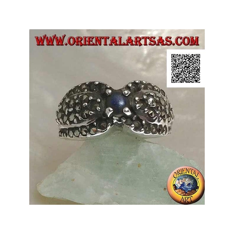 Anillo de plata con lapislázuli redondo natural en el centro entre dos gotas tachonadas con marcasita