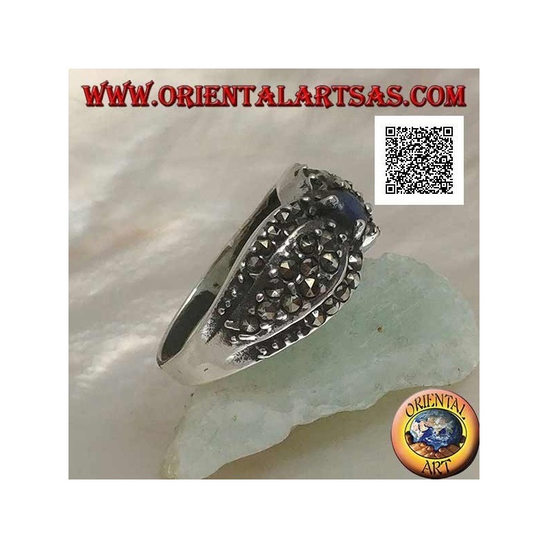 Bague en argent avec lapis lazuli rond naturel au centre entre deux gouttes parsemées de marcassite
