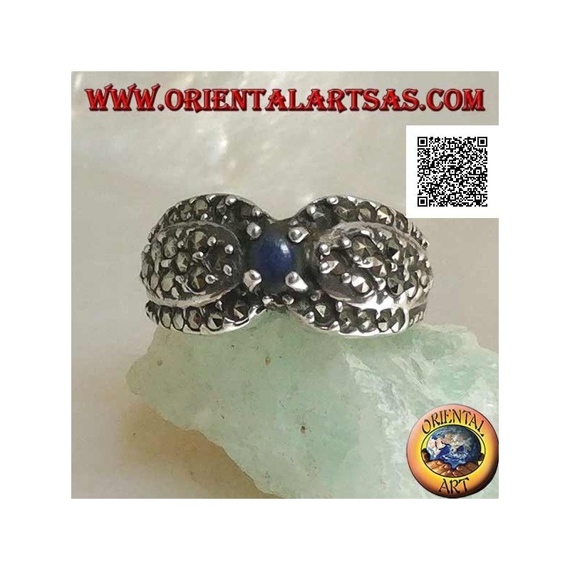 Anello in argento con lapislazzulo naturale tondo al centro tra due gocce tempestate di marcassite