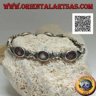 Bracciale in argento con 7 navette di marcassite con ametista ovale naturale centrale alternate a crocette d'argento