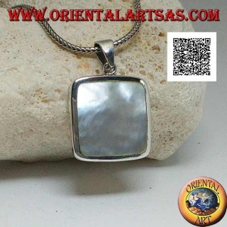 Ciondolo in argento con madreperla quadrata su montatura liscia ed essenziale