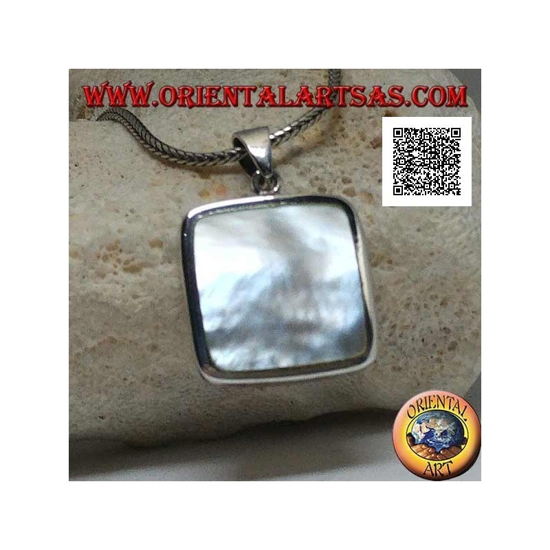 Pendentif en argent avec nacre carrée sur une monture lisse et essentielle