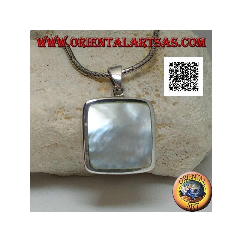 Pendentif en argent avec nacre carrée sur une monture lisse et essentielle