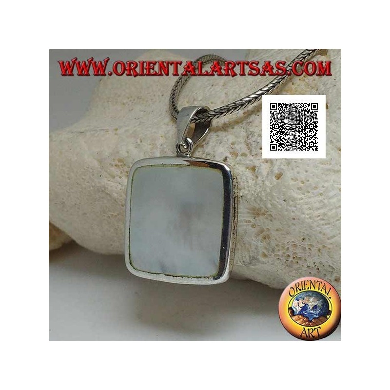 Pendentif en argent avec nacre carrée sur une monture lisse et essentielle
