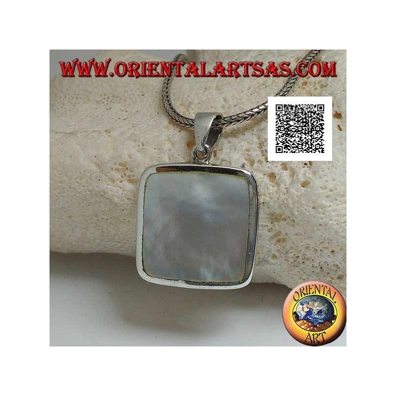 Colgante de plata con nácar cuadrado en un entorno liso y esencial.