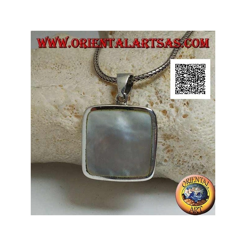 Pendentif en argent avec nacre carrée sur une monture lisse et essentielle