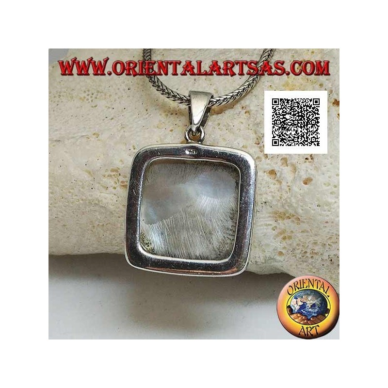 Pendentif en argent avec nacre carrée sur une monture lisse et essentielle