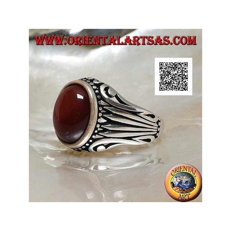 Bague en argent avec cabochon ovale cornaline entouré de points et rayures gravés sur les côtés