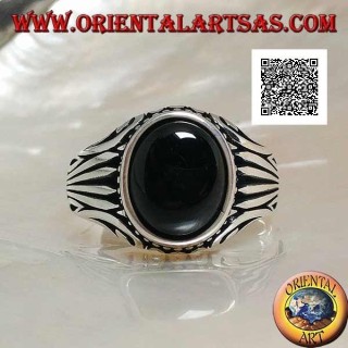 Bague en argent avec cabochon ovale onyx entouré de points et rayures gravés sur les côtés