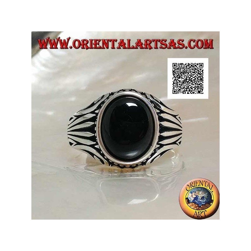 Silberring mit ovalem Onyx-Cabochon, umgeben von seitlich eingravierten Punkten und Streifen
