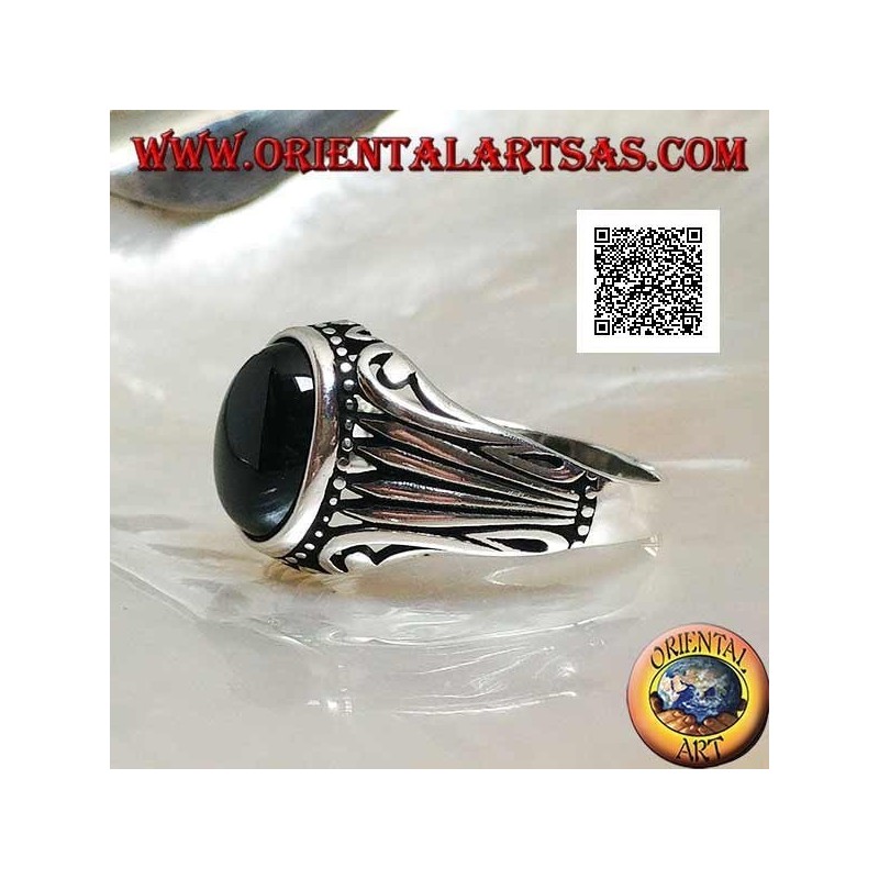 Anello in argento con onice ovale cabochon contornata da puntini e righe incise sui lati
