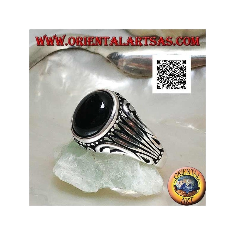 Anello in argento con onice ovale cabochon contornata da puntini e righe incise sui lati