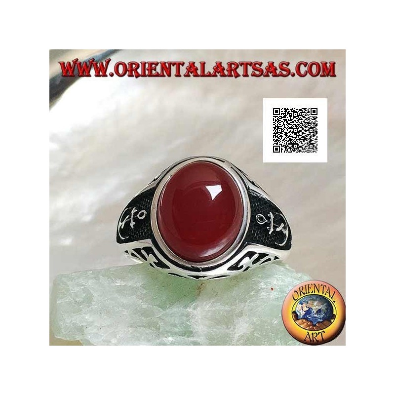 Silver ring with oval cabochon carnelian with engravings and still in relief on the sides