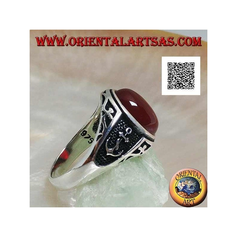 Anillo de plata con cornalina ovalada cabujón con grabados y todavía en relieve en los lados