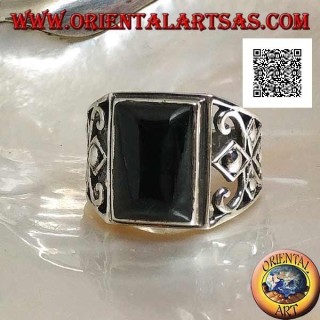 Silberring mit rechteckigem Onyx-Cabochon und durchbrochener Dekoration an den Seiten
