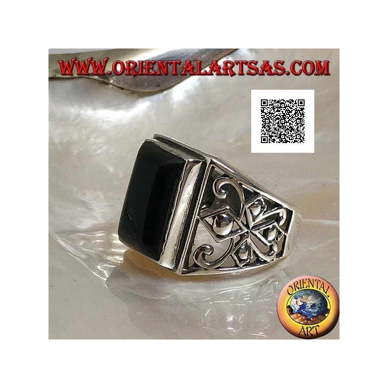 Bague en argent avec cabochon rectangulaire en onyx et décor ajouré sur les côtés