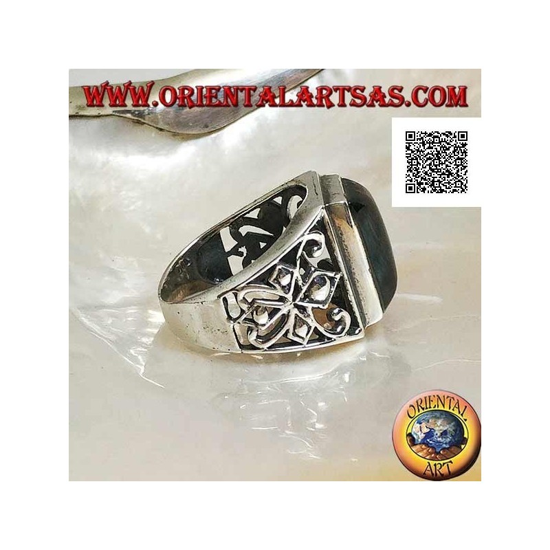 Anello in argento con onice rettangolare cabochon e decorazione traforata sui lati