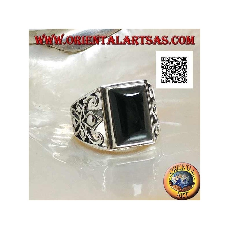 Anello in argento con onice rettangolare cabochon e decorazione traforata sui lati