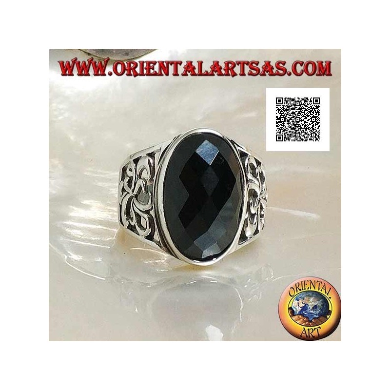 Anillo de plata con ónix facetado ovalado y decoración calada en los laterales.