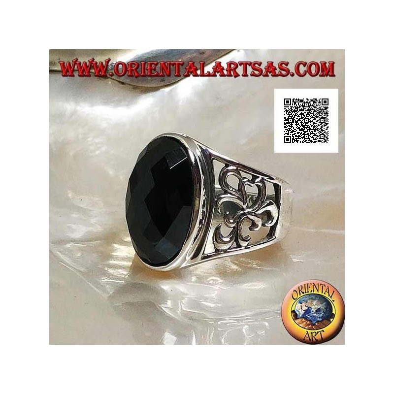 Anello in argento con onice ovale sfaccettata e decorazione traforata sui lati