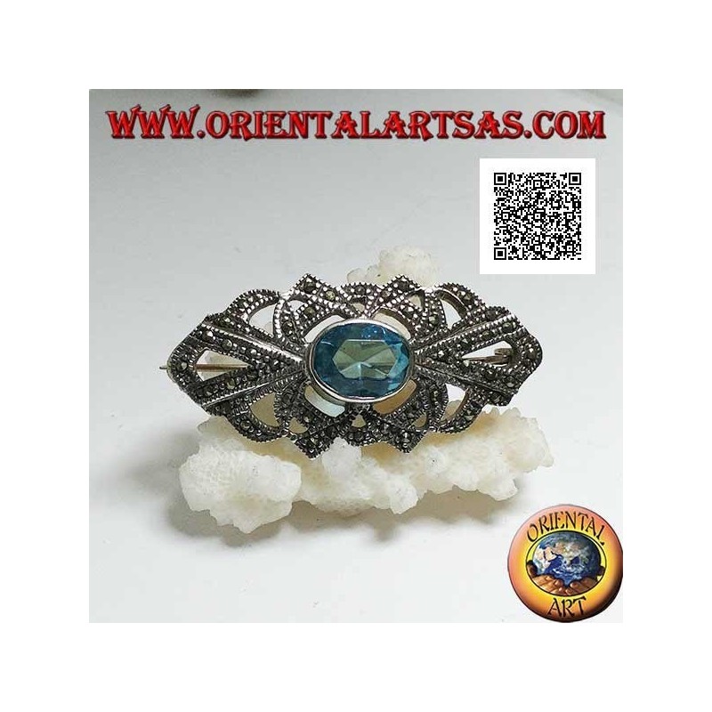 Broche de plata con topacio azul ovalado y decoración calada tachonada con marcasita
