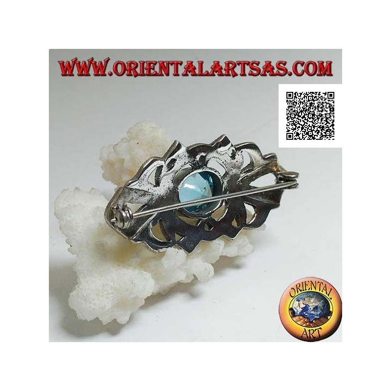 Broche en argent à topaze bleue ovale et décor ajouré parsemé de marcassite