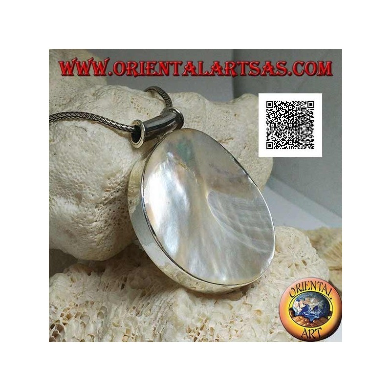 Pendentif en argent avec grande nacre ronde sur un cadre latéral lisse et crochet tubulaire