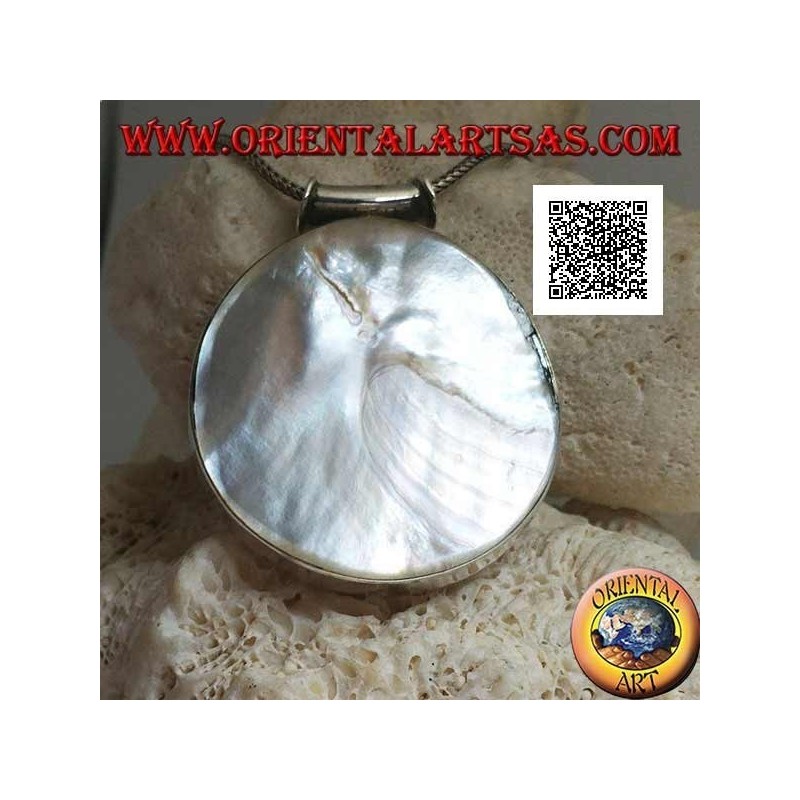 Pendentif en argent avec grande nacre ronde sur un cadre latéral lisse et crochet tubulaire