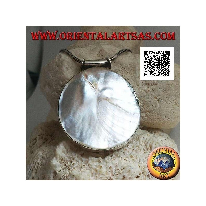 Pendentif en argent avec grande nacre ronde sur un cadre latéral lisse et crochet tubulaire