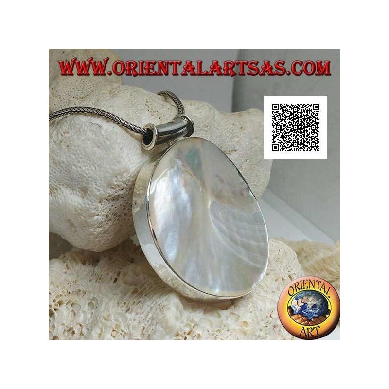 Pendentif en argent avec grande nacre ronde sur un cadre latéral lisse et crochet tubulaire