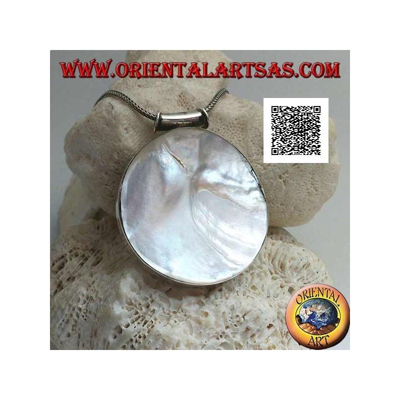 Pendentif en argent avec grande nacre ronde sur un cadre latéral lisse et crochet tubulaire