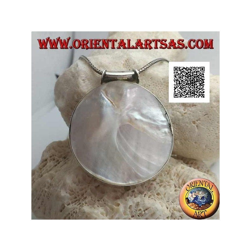 Pendentif en argent avec grande nacre ronde sur un cadre latéral lisse et crochet tubulaire