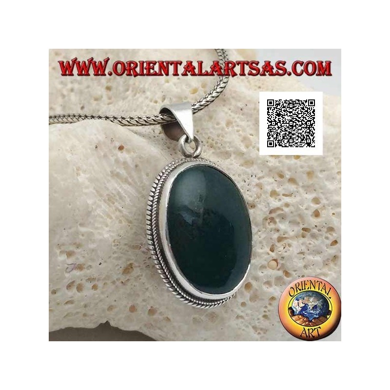 Colgante de plata con hematita verde o piedra de sangre ovalada rodeada por un tejido fino