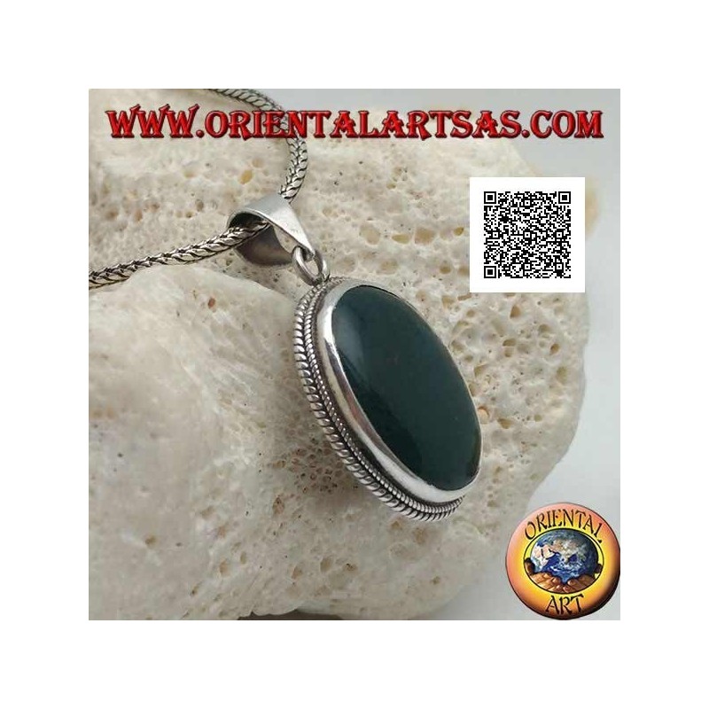 Colgante de plata con hematita verde o piedra de sangre ovalada rodeada por un tejido fino