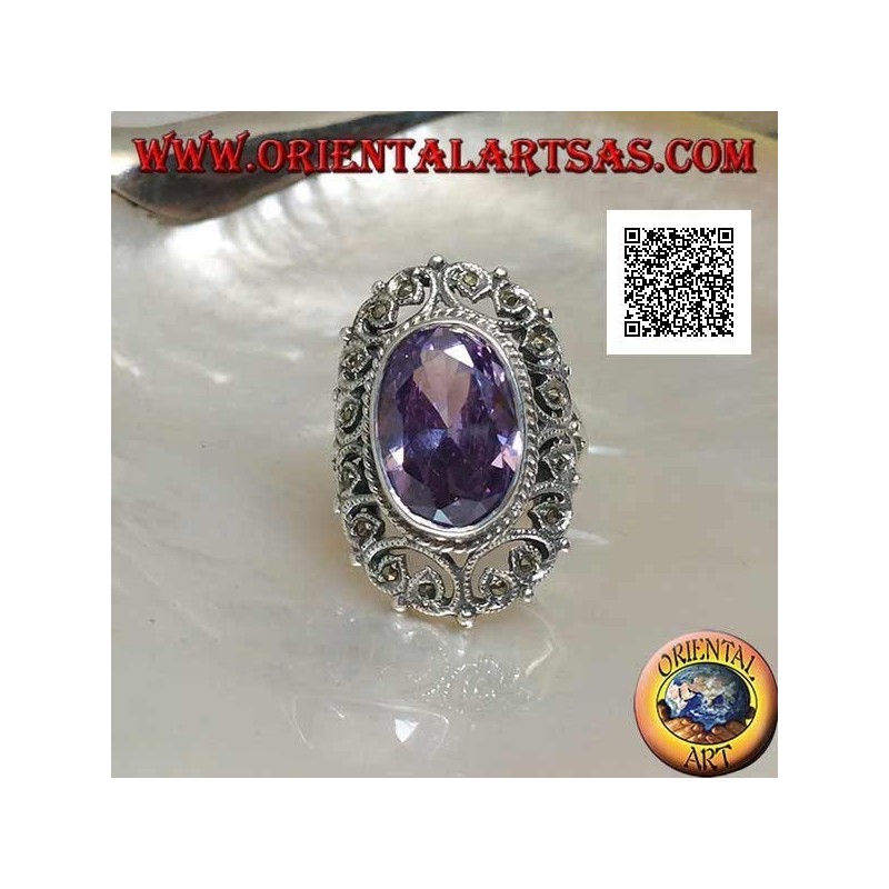 Bague en argent avec zircon ovale facetté couleur améthyste entouré d'un décor perforé de marcassite