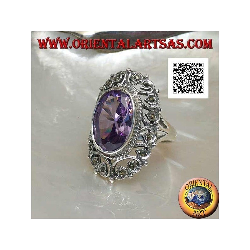 Bague en argent avec zircon ovale facetté couleur améthyste entouré d'un décor perforé de marcassite