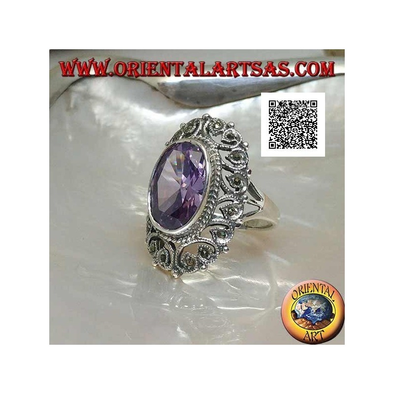 Silberring mit facettiertem ovalem amethystfarbenem Zirkon, umgeben von perforiertem Dekor mit Markasit