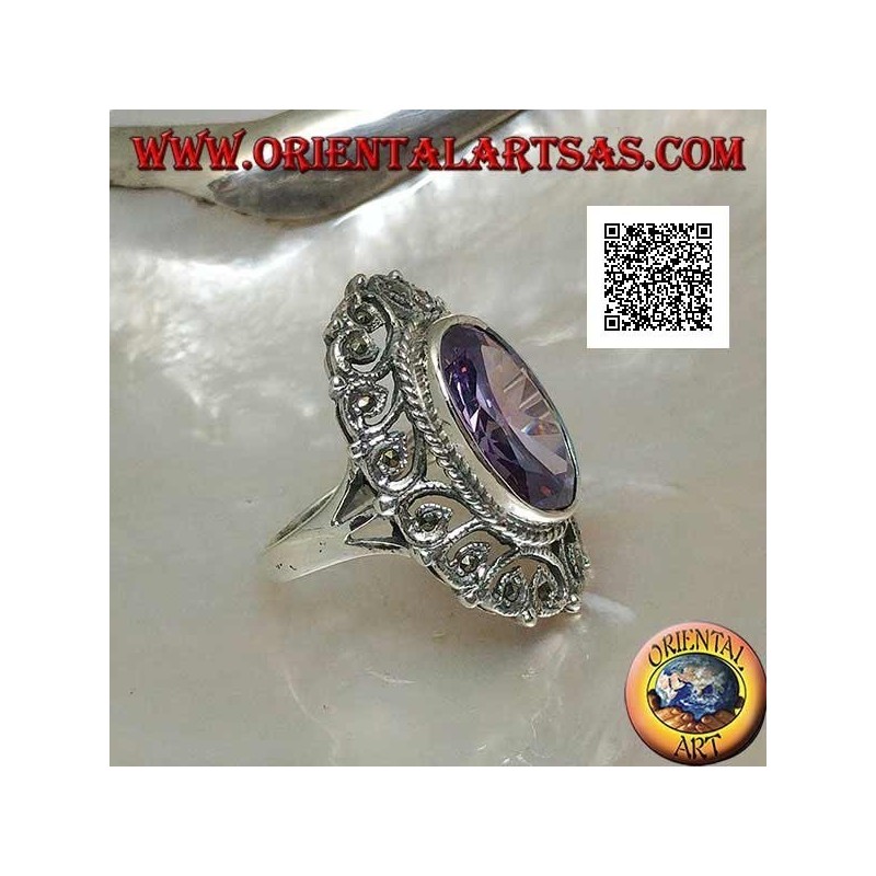 Silberring mit facettiertem ovalem amethystfarbenem Zirkon, umgeben von perforiertem Dekor mit Markasit