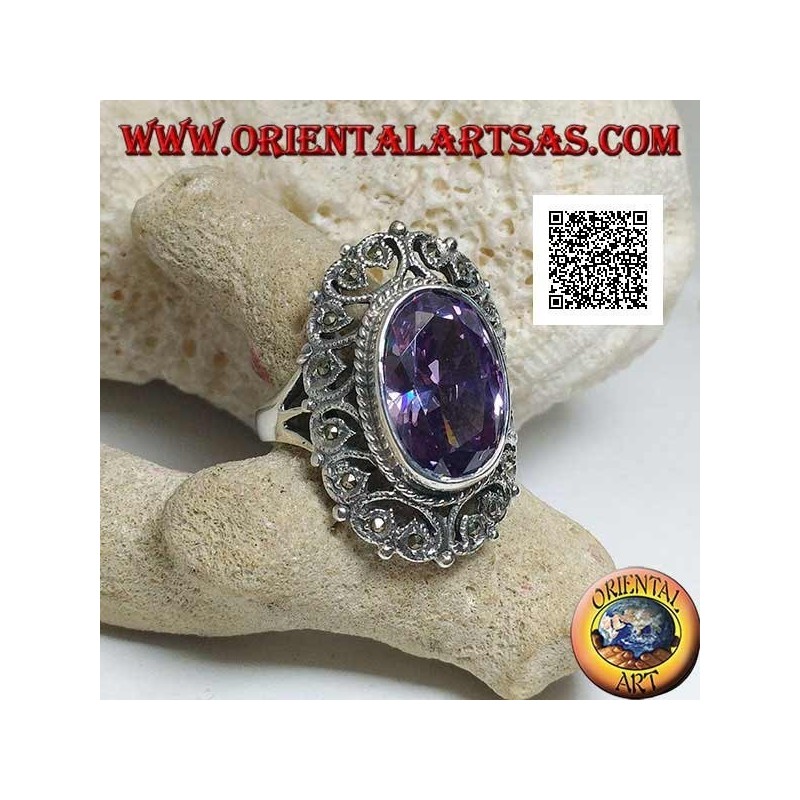 Bague en argent avec zircon ovale facetté couleur améthyste entouré d'un décor perforé de marcassite
