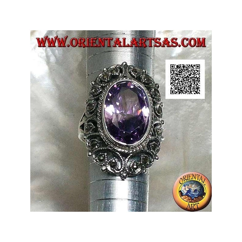 Silberring mit facettiertem ovalem amethystfarbenem Zirkon, umgeben von perforiertem Dekor mit Markasit
