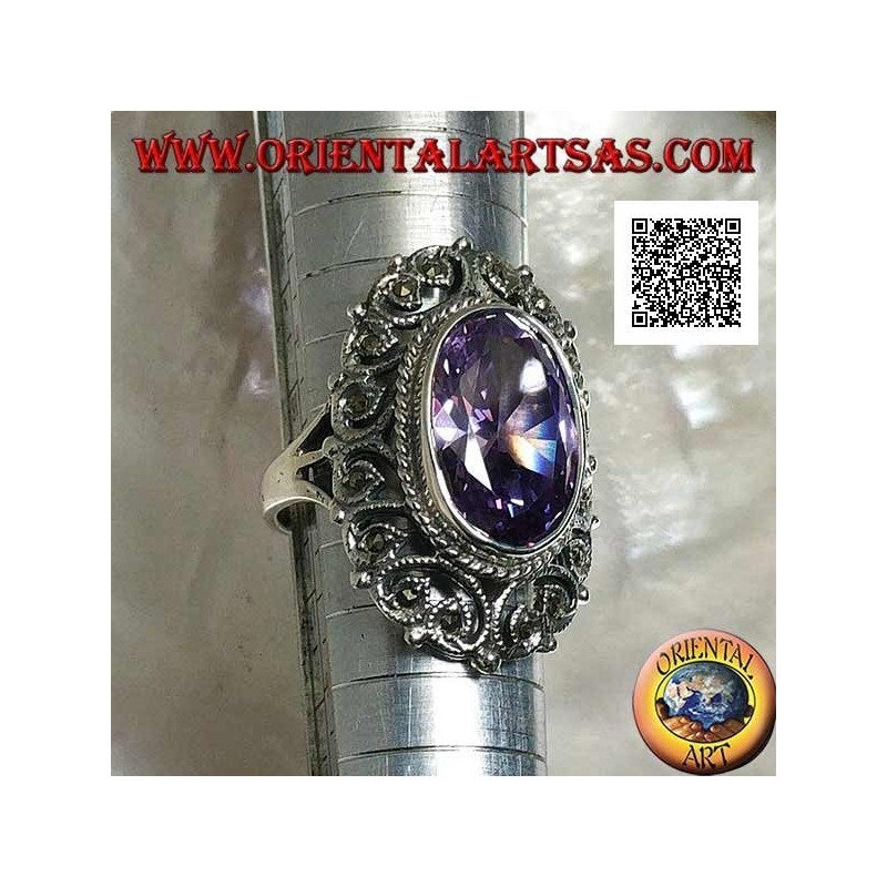 Silberring mit facettiertem ovalem amethystfarbenem Zirkon, umgeben von perforiertem Dekor mit Markasit