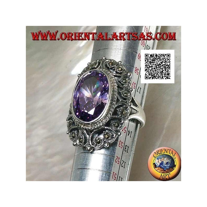 Silberring mit facettiertem ovalem amethystfarbenem Zirkon, umgeben von perforiertem Dekor mit Markasit