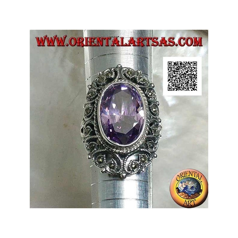 Silberring mit facettiertem ovalem amethystfarbenem Zirkon, umgeben von perforiertem Dekor mit Markasit