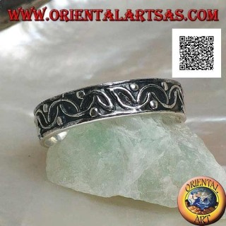 Anillo en plata con semicírculos intersectados y bolas de alto relieve.
