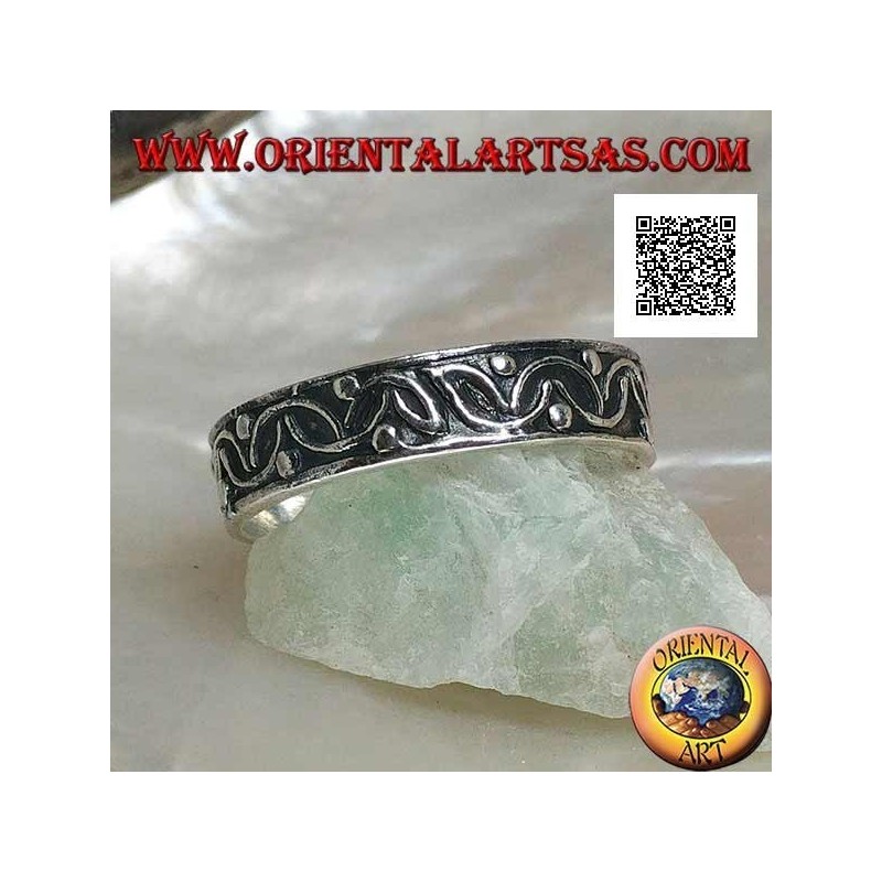 Anello in argento a fedina con semicerchi intersecati e palline in altorilievo