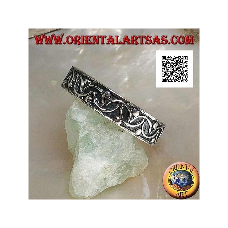 Ring in Silber mit durchschnittenen Halbkreisen und hochreliefierten Kugeln