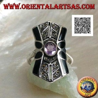 Anello in argento con ametista naturale ovale su montatura squadrata con decorazione in marcassite e onice sui lati