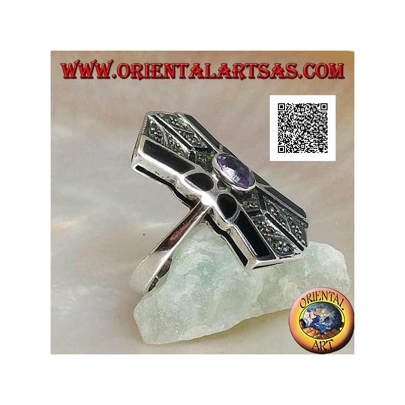 Anillo de plata con amatista natural ovalada en un marco cuadrado con decoración de marcasita y ónice en los lados