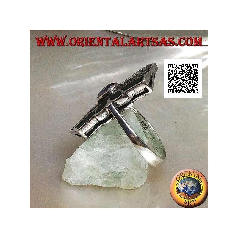 Anello in argento con ametista naturale ovale su montatura squadrata con decorazione in marcassite e onice sui lati